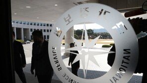 국정원 고위간부 100명 대기 발령…文정부 인사 대거 물갈이