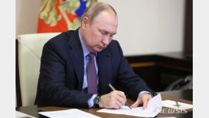 푸틴, 학교·교회서도 시위 금지…성소수자 선전 금지법 등 서명