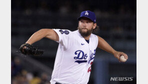 커쇼, 내년에도 다저스에서 뛴다…1년 264억원 계약