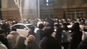 中 난징공대 봉쇄에 학생들 반대 시위…“건드리면 제2폭스콘”