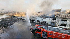 ‘8시간째 진화 중’ 대구 인쇄물 제작 공장 화재…시 전역 분진 예상