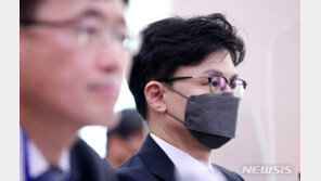 경찰, ‘한동훈 주거침입’ 더탐사 압수수색 시도…반발에 몸싸움 대치