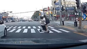 킥보드 한 대에 여중생 3명… 무단횡단 사고 ‘쾅’
