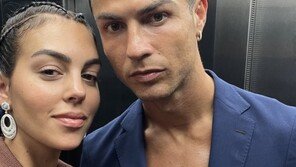 호날두 ‘벤치 강등’에 감독 저격한 여친 “세계 최고 선수를…”