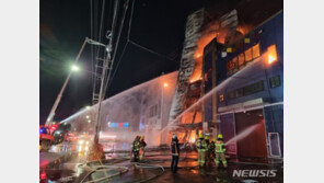 인천 서구 인쇄공장서 큰불…4시간여 만에 큰 불길 잡아