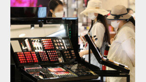 실내 마스크 해제 급물살에 화장품 업계 ‘들썩’…주가 일제 상승