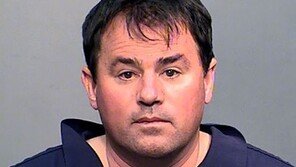 딸까지 아내삼으려 한 美 사이비 교주, 체포…부인 20여명