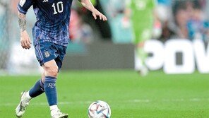 많이 뛰어야 수훈선수? 메시는 슬슬 걷다 넣는다