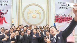 尹 “월드컵팀처럼 투혼” 손흥민 “더 빛내겠다”