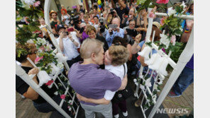 美동성혼 인정법, 상·하원 모두 통과…대통령 서명만 남아