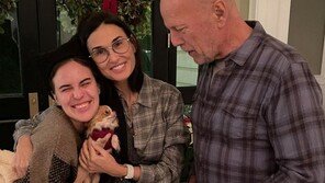 ‘실어증’ 브루스 윌리스, 전부인·딸과 행복한 근황 “부모님 사랑해”