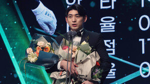 ‘최다득표’ 이정후, 5년 연속 골든글러브…‘은퇴’ 이대호 최고령 수상