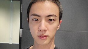 방탄소년단 진, 입대 하루 앞 ‘까까머리’…“생각보단 귀여움”