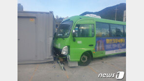 미역 수확 나선 50대 여성 100m 미끄러진 마을버스에 치여 참변