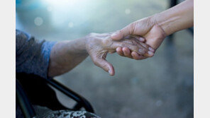 물질적 도움보다…○○ 못 받는 노인, 치매 위험↑