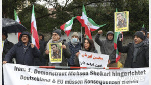 이란 두번째 처형, 시위대부근 건설용 크레인에 달아 교수형