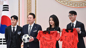 손흥민 선수 ‘주장 완장’, 대통령실에 사진과 함께 전시