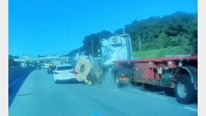 “다 깔고 지나갈 뻔”…24톤 철판코일, 화물차서 떨어져 옆차 충돌