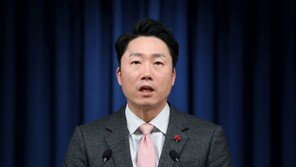 尹부부, 사회 약자에 헌신 15개 단체에 카드·성금