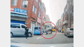 폐지 떨어뜨린 노인 주저없이 도운 여중생들…“가정교육의 중요성”