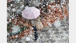 ‘역대급 추위’에 시민들 머리부터 발끝까지 ‘완전 무장’ 출근 전쟁