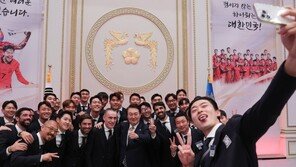 尹 “축구대표팀 선수들에 정당한 보상 돌아가야” 