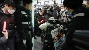 전장연 시위에 4호선 삼각지역 ‘첫 무정차 통과’
