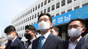 與 “김경수 양심수 코스프레…독립투사라도 되는줄 착각”