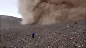 등산 중 화산 폭발에…“모두 사랑해” 화상 고별