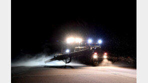 ‘폭설에도 이상 무’…퇴역 전투기 엔진으로 활주로 눈 치운다