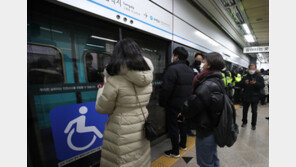 ‘무정차 통과’ 강행한 서울시…전장연 “치졸한 발상”