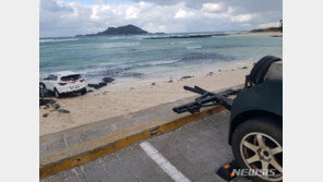 주행 기어 넣고 주차한 렌터카 해변 돌진…인명피해 없어
