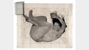 그녀가 손대면, 떨어지는데도 편안해 보인다 