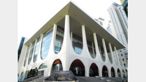 리허설 중 천장 시설물 객석에 ‘뚝’…부산시민회관 공연 취소