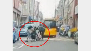 폐지 떨어뜨린 할아버지 보고 달려간 여중생들…가방까지 내려놓고 도와