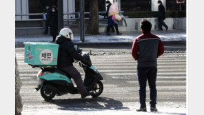 “눈 위험해도 먹고 살려면”…라이더들 ‘한파’에도 아슬아슬 눈길 질주
