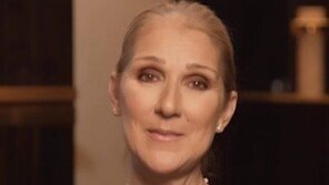 언제 돌처럼 굳을 지 몰라 횡단보도조차 건널 수 없는 여성