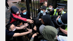 中, 영국 주재 자국 외교관 6명 해임…반중 시위대 집단폭행 혐의