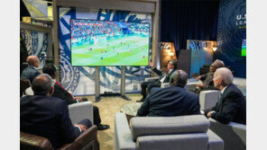 바이든, 모로코 총리 등과 월드컵 준결승전 시청