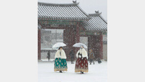 눈 쌓인 경복궁… 오늘도 강추위, 서울 아침 영하11도