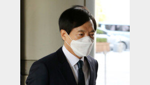 檢 소환된 이성윤 “尹 ‘눈에 뵈는 게 없냐’ 소리쳐 모멸감”