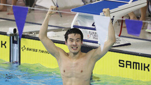황선우 앞세운 남자수영, 쇼트코스 계영 800ｍ서 한국신…24초45 단축