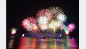 “한줄씩 이동하세요”…3년만의 부산불꽃축제 끝난 뒤 ‘인파관리’ 만전