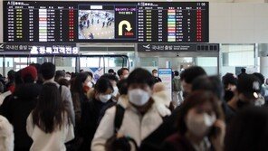 “엄마 어떡해” “열시간째 대기”…폭설에 갇힌 제주공항 ‘발동동’