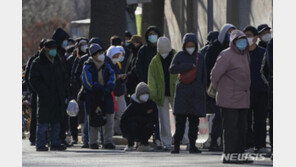 “버티다 약 떨어져서 와”…베이징 발열진료소 앞 한파 뚫고 긴 줄