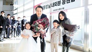 尹대통령, 서초동 사저 찾아 주민과 인사