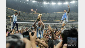 ‘월드컵 우승’ 메시 “평생 원했던 트로피…은퇴 안 해”