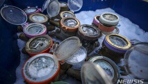 ‘꽁꽁 얼었다’ 동파·정전 속출…눈폭탄에 일부학교 휴교