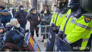 경찰 “‘지하철 시위’ 전장연 17명 송치…28명 중 26명 조사”