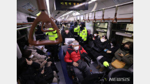 전장연, 출근길 지하철 5호선서 시위…최대 11분 지연